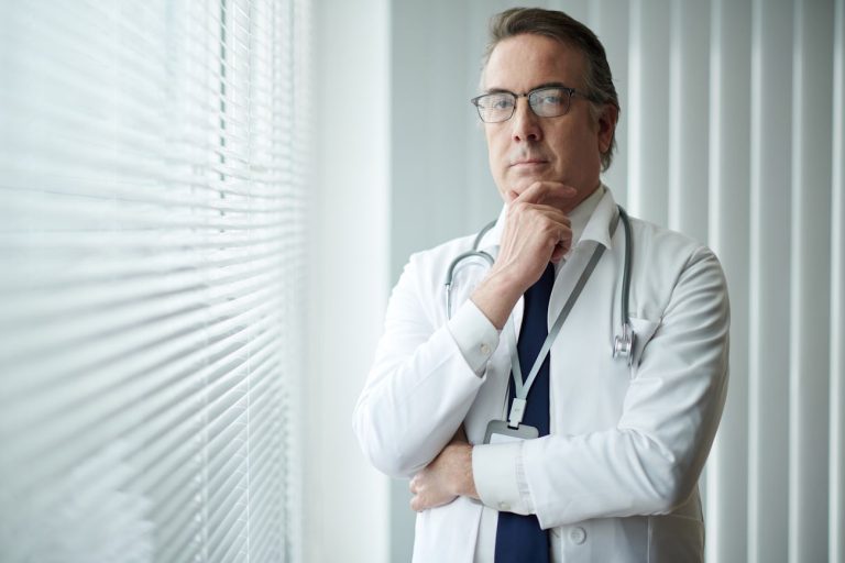Imagem mostra médico pensativo, como se perguntasse se médico pode ser MEI