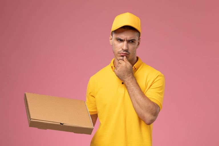 Imagem mostra entregador de camiseta e boné amarelo pensativo, para ilustrar se para ser entregador do Mercado Livre precisa de MEI