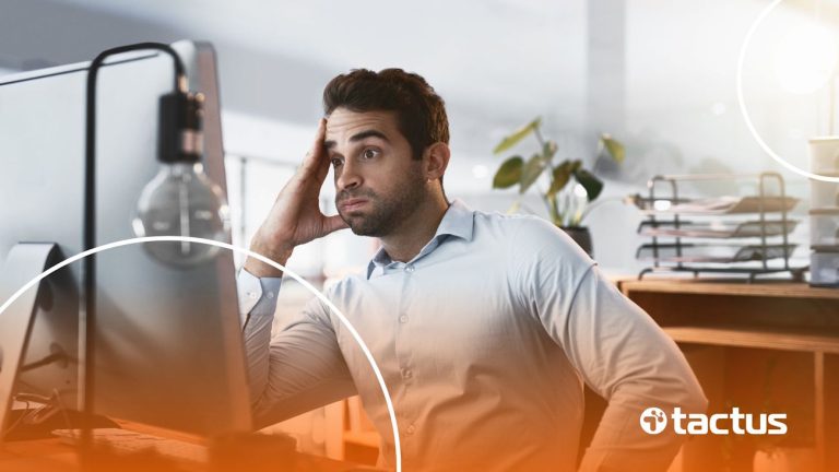 Jovem ansioso à frente do computador, para ilustrar que ultrapassou o limite do MEI