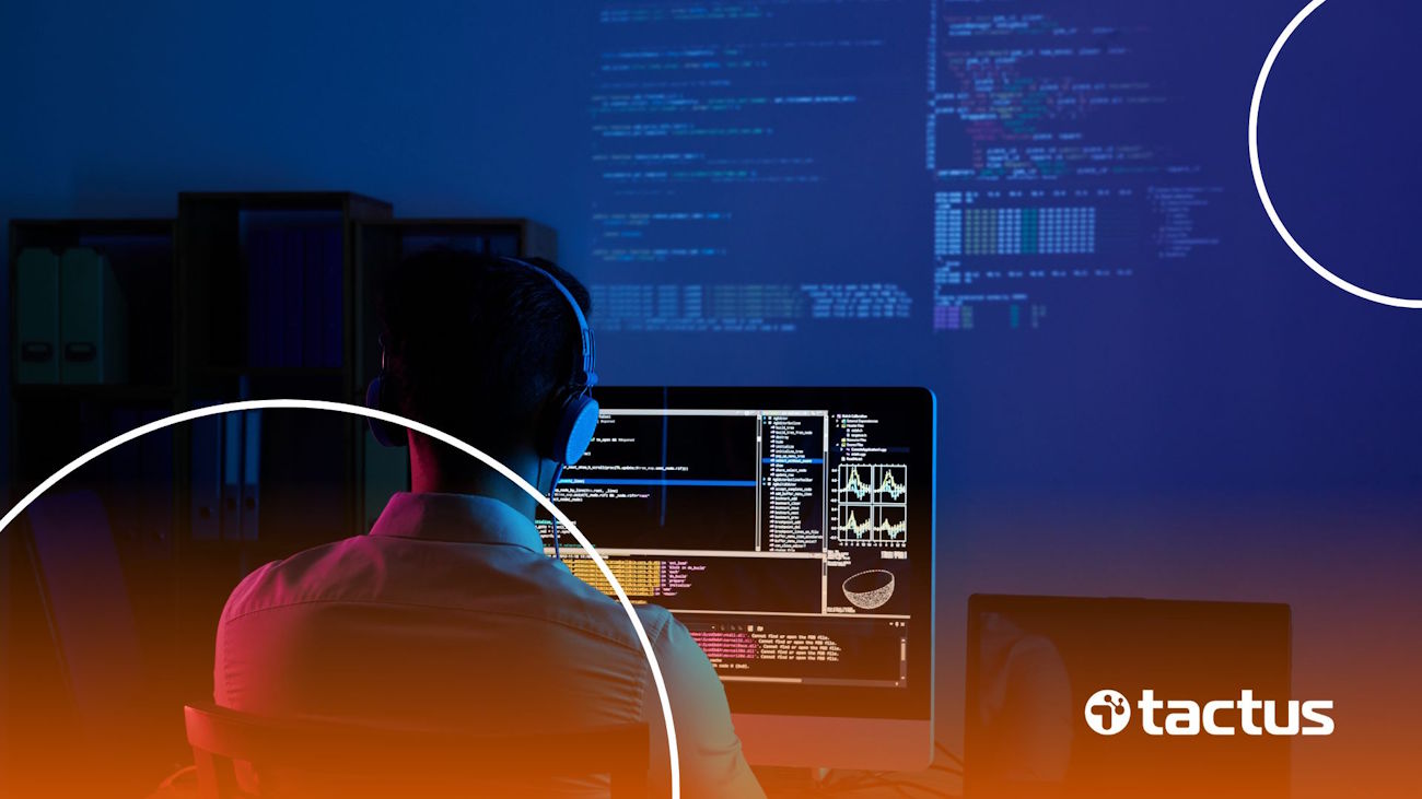 Imagem mostra programador trabalhando, para simular como funcionam os impostos para desenvolvedores