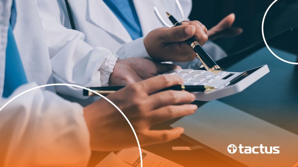 Imagem mostra médico com calculado, para simular os impactos da reforma tributária para médicos