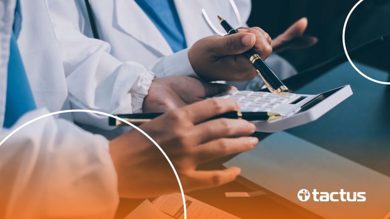 Imagem mostra médico com calculado, para simular os impactos da reforma tributária para médicos