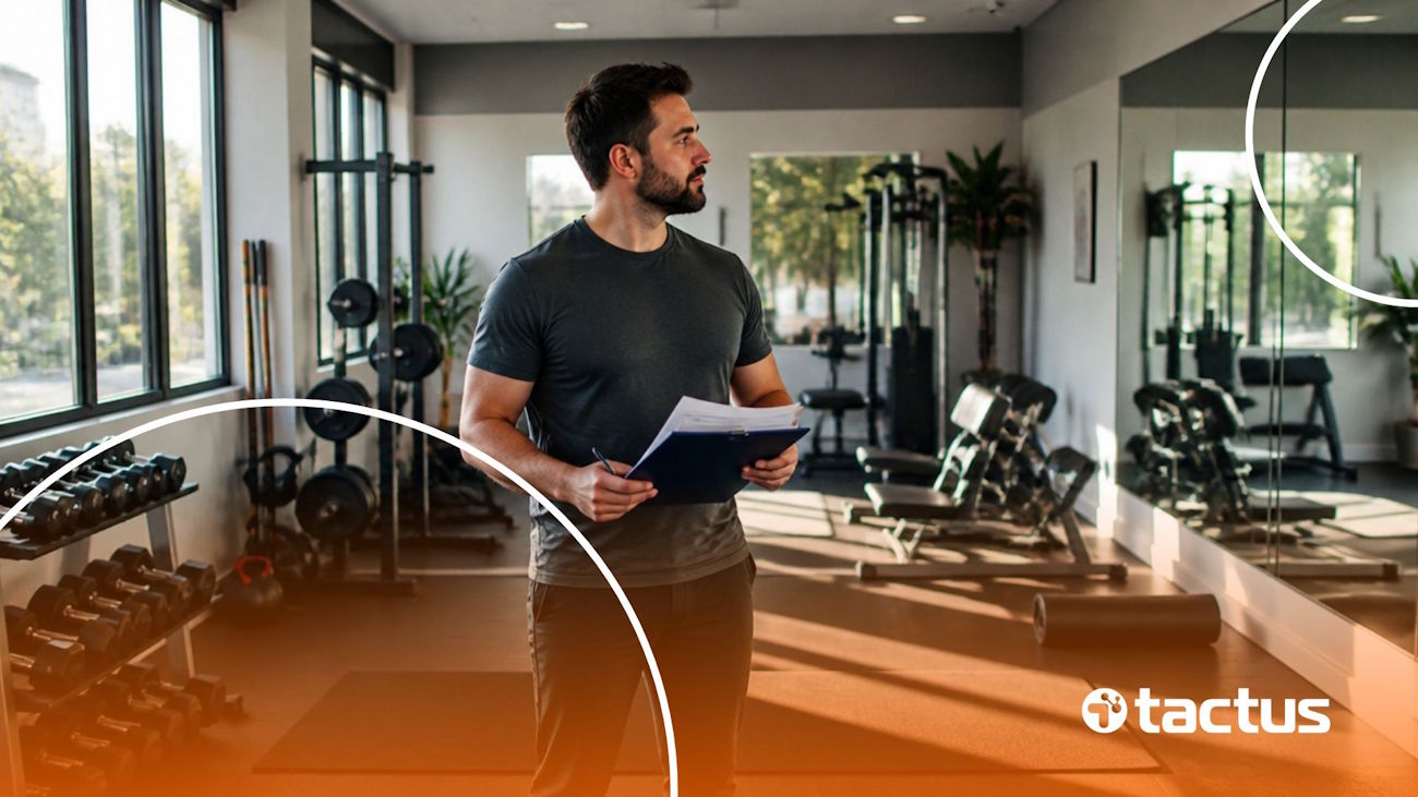 Imagem mostra dono em uma academia vazia para simbolizar como abrir o CNPJ da academia