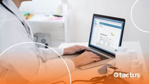 Médica mexendo no computador, ilustrando como funciona a nota fiscal para médicos