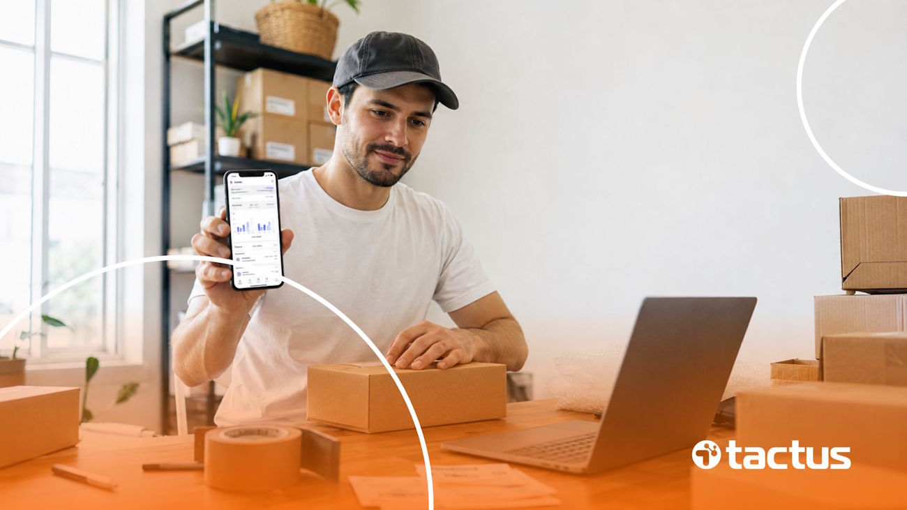 Imagem mostra pequeno empreendedor ao redor de caixas com celular na mão, simbolizando como abrir CNPJ para TikTok Shop