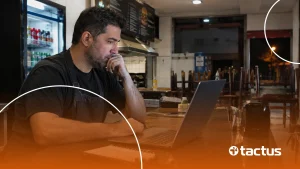 Dono de pequena lanchonete analisando no notebook como alterar o CNAE do CNPJ após o expediente.