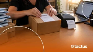 Mãos mexendo em caixa com nota fiscal para simular como emitir nota fiscal na shopee com CNPJ
