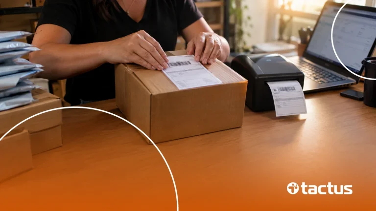 Mãos mexendo em caixa com nota fiscal para simular como emitir nota fiscal na shopee com CNPJ